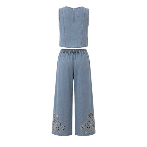 Conjunto de pantalón largo y top de mezclilla azul con flores